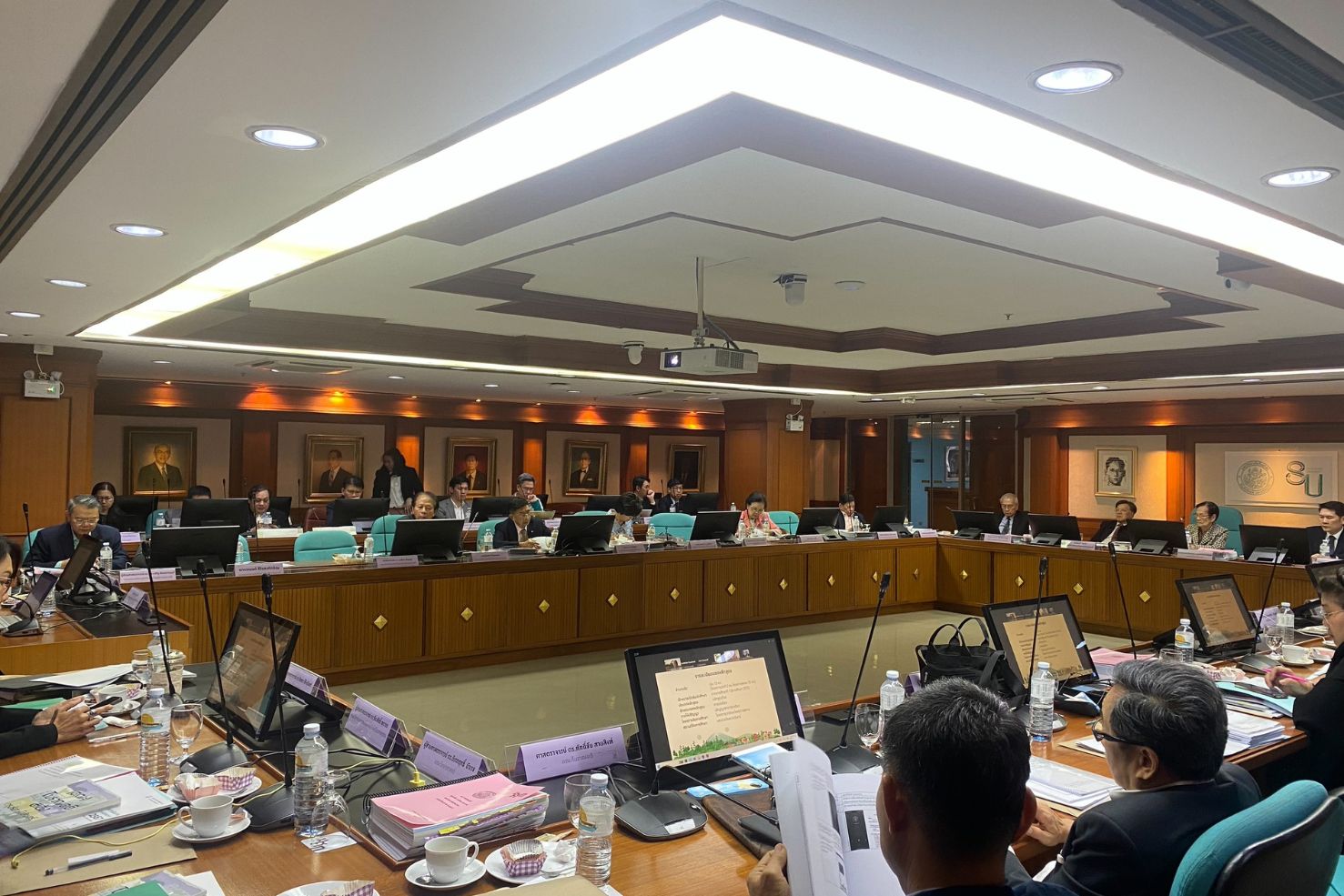 รูปประชุมสภา 8.1