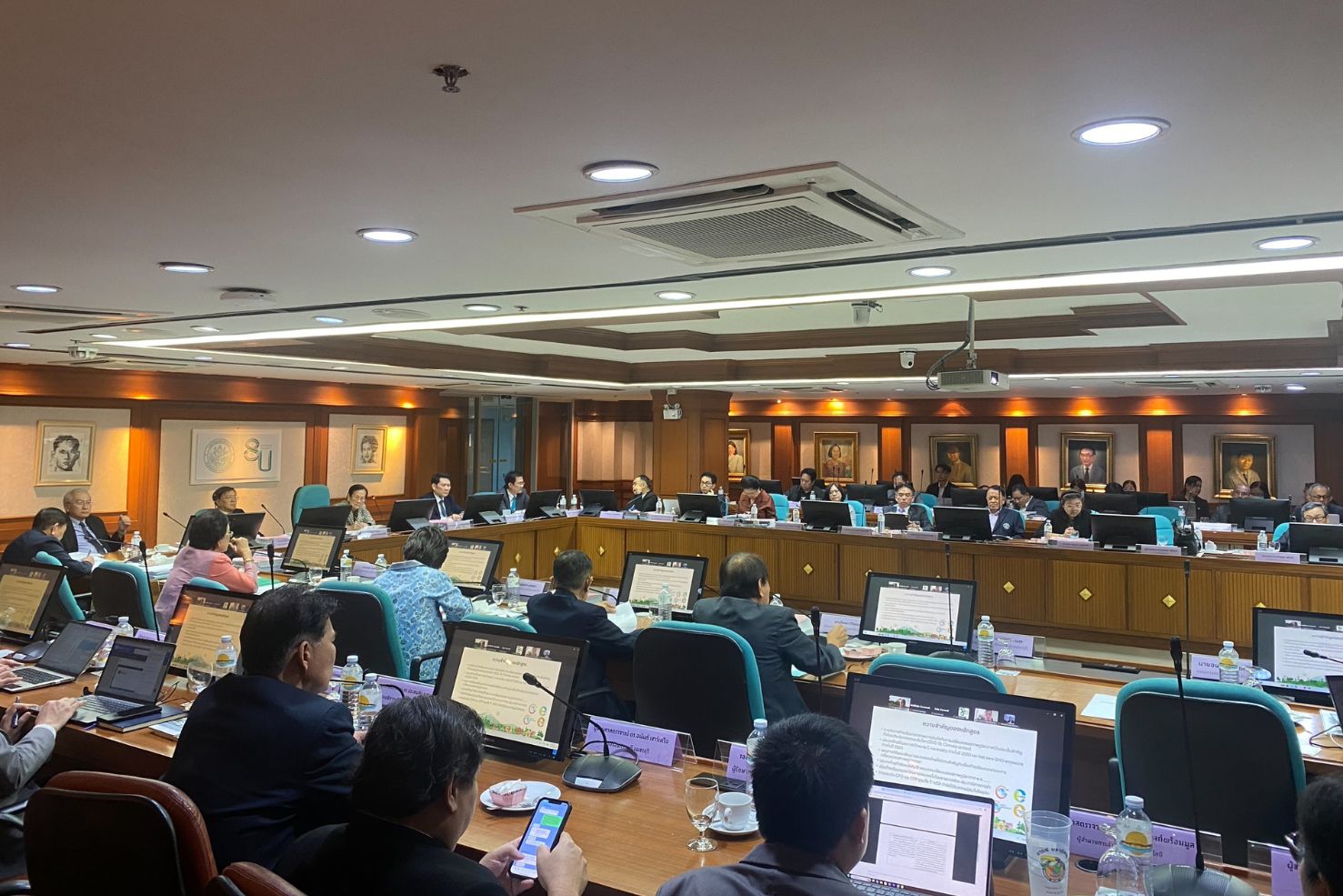 รูปประชุมสภา 8.2